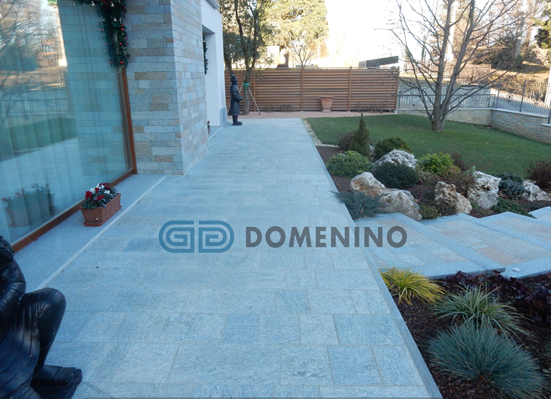 Pavimento in pietra di Luserna, piano fiammato, colore scelto |Sol en pierre de Luserna, surface flammée, couleur choisie |Bodenplatten Luserna Oberfläche geflammt, Farbe grau